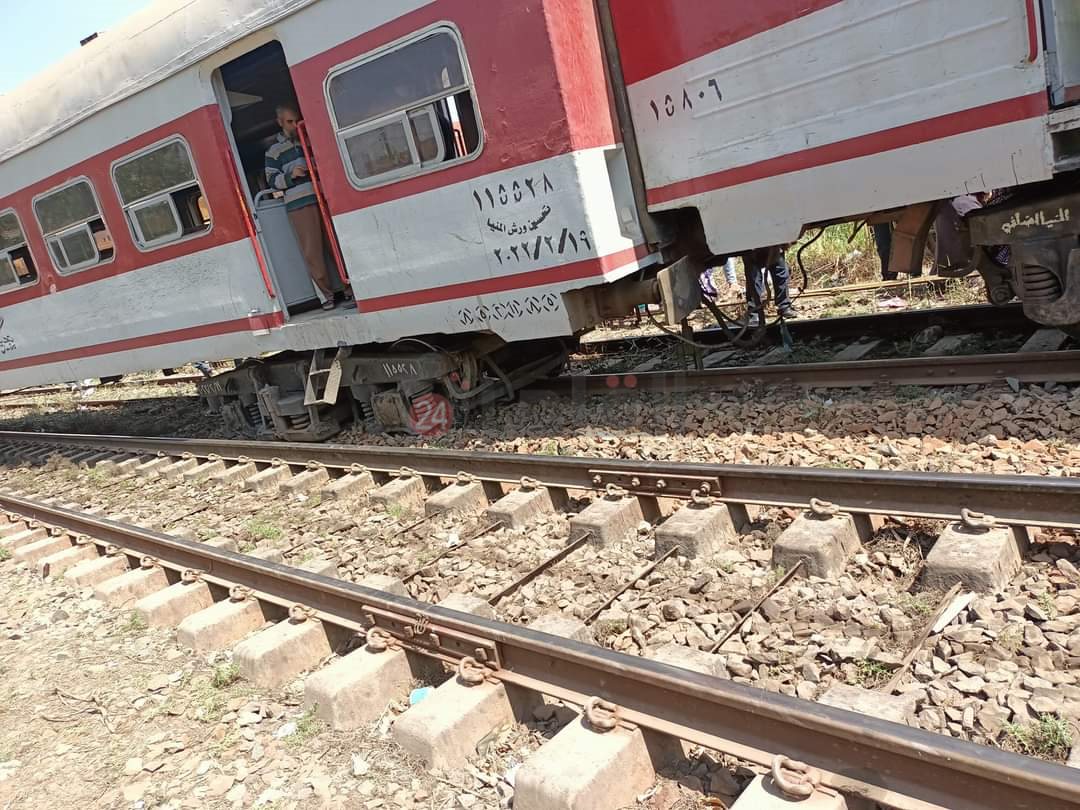 خروج عربة قطار عن القضبان بالشرقية3
