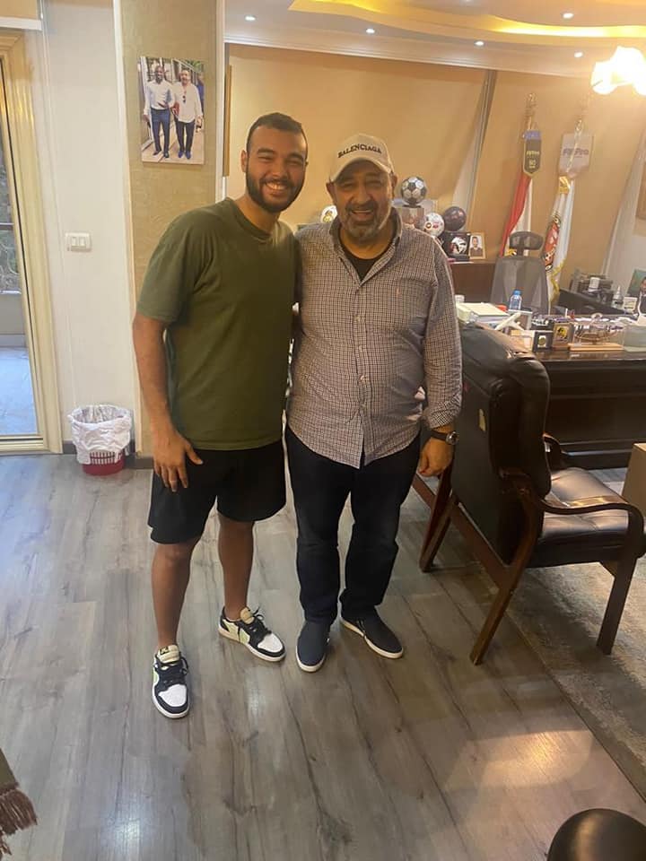 لاعبو الزرقا في ضيافة مجدي عبدالغني 