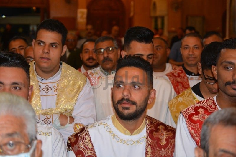 أقباط بورسعيد يؤدون صلاة قداس عيد القيامة المجيد 