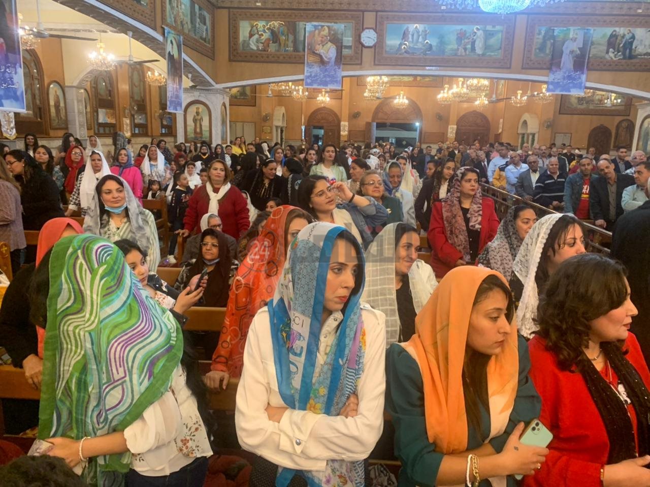 أقباط بورسعيد يؤدون صلاة قداس عيد القيامة المجيد 