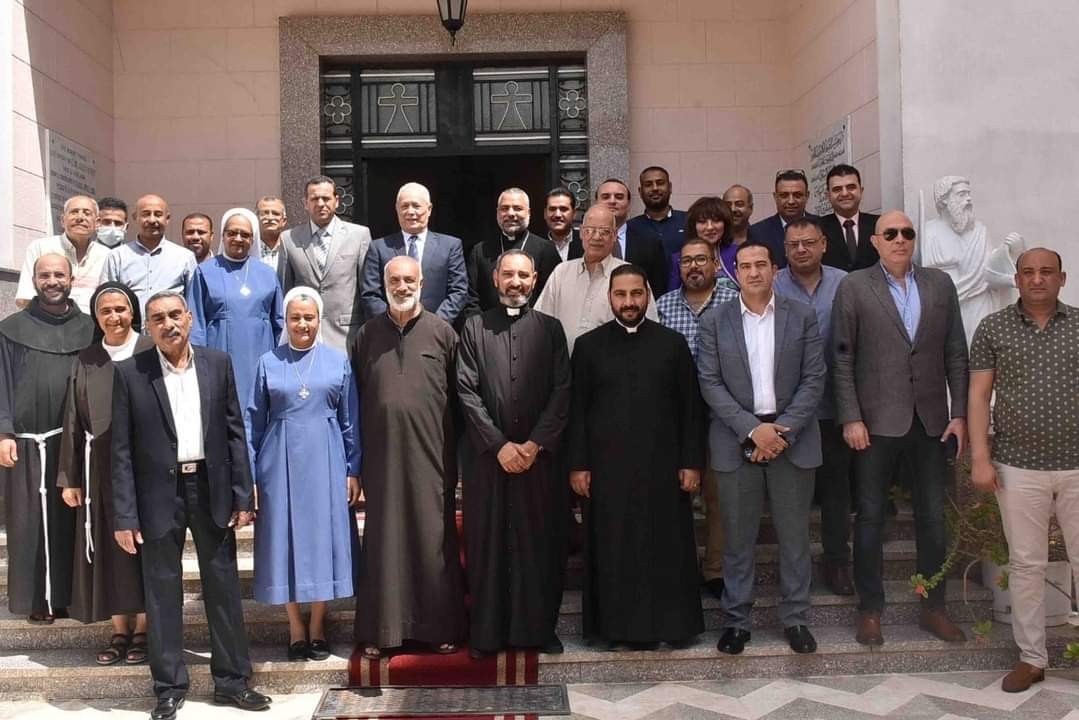 محافظ الأقصر يزور الكنائس للتهنئة بعيد القيامة