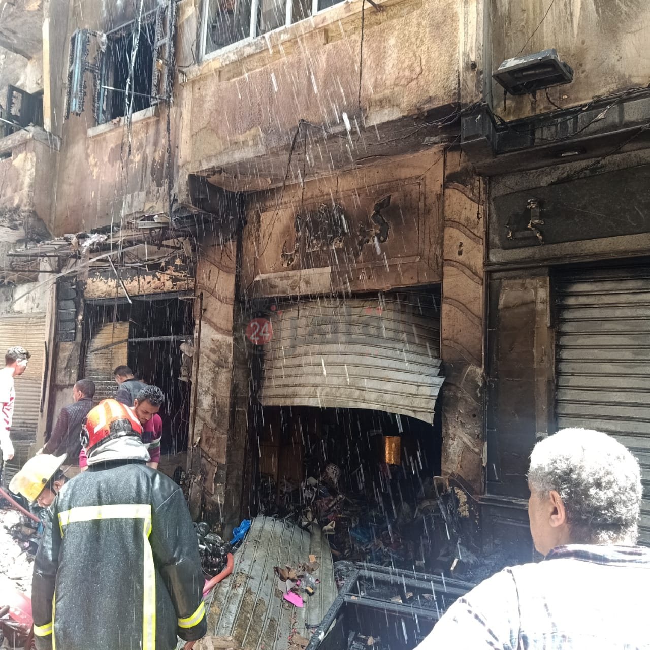 حريق يرفض مغادرة منزله بسبب الحريق