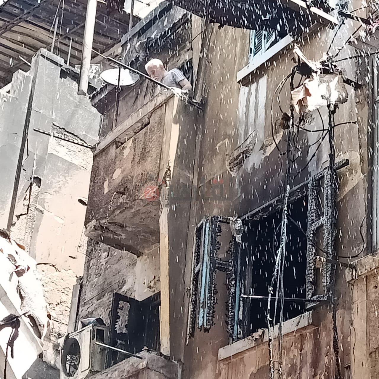 حريق يرفض مغادرة منزله بسبب الحريق