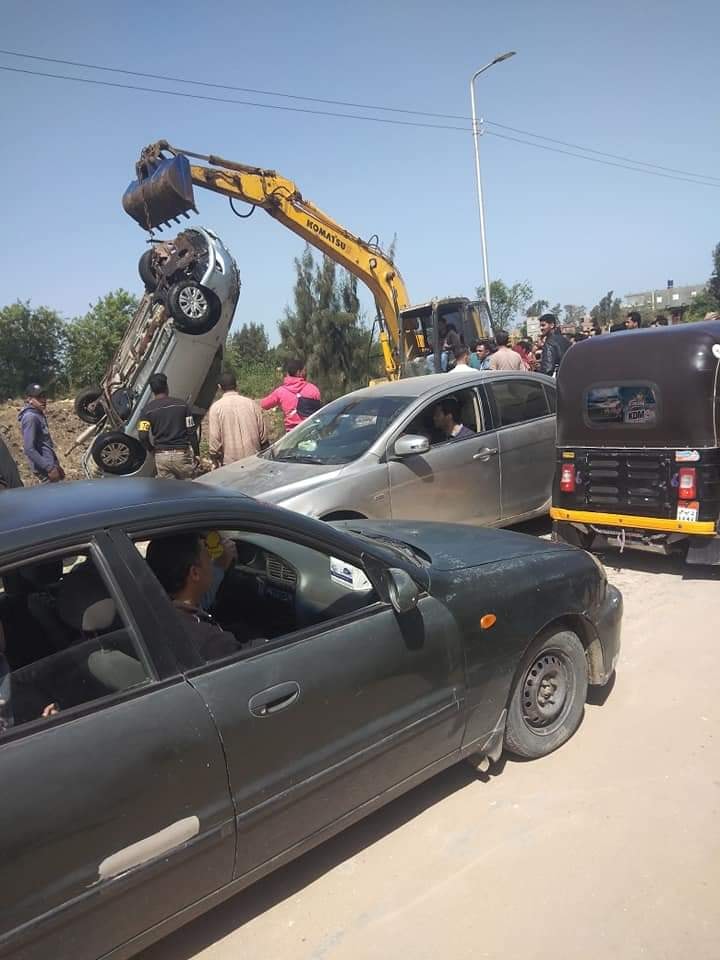 انتشال سيارة سقطت في ترعة بالشرقية 01