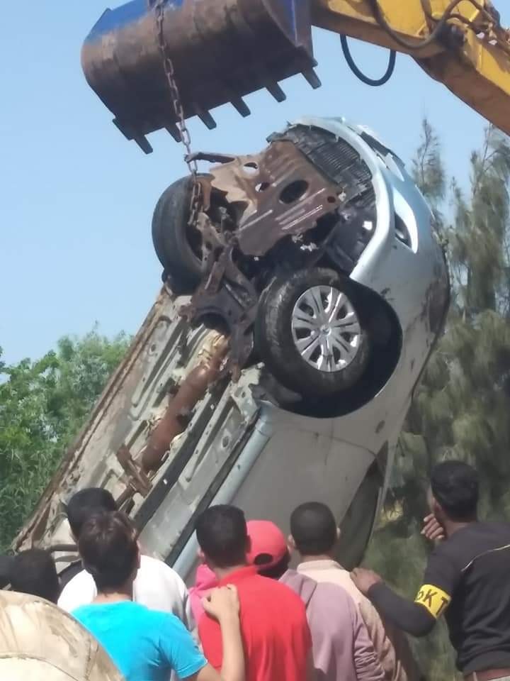 انتشال سيارة سقطت في ترعة بالشرقية 02