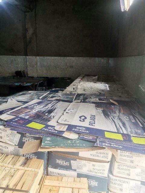 أسماك مُدخنة مُعدة للبيع في الشرقية