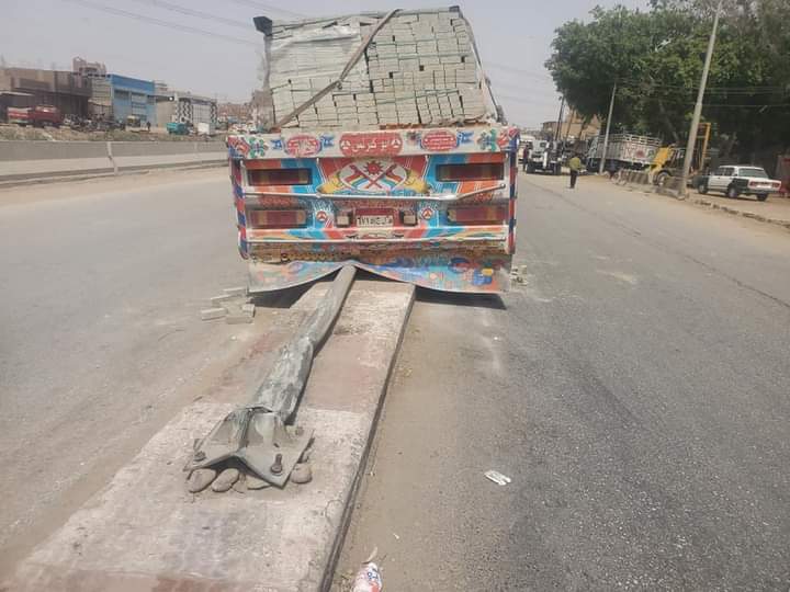 اصطدام مقطوره بعمودان إنارة بأسيوط 