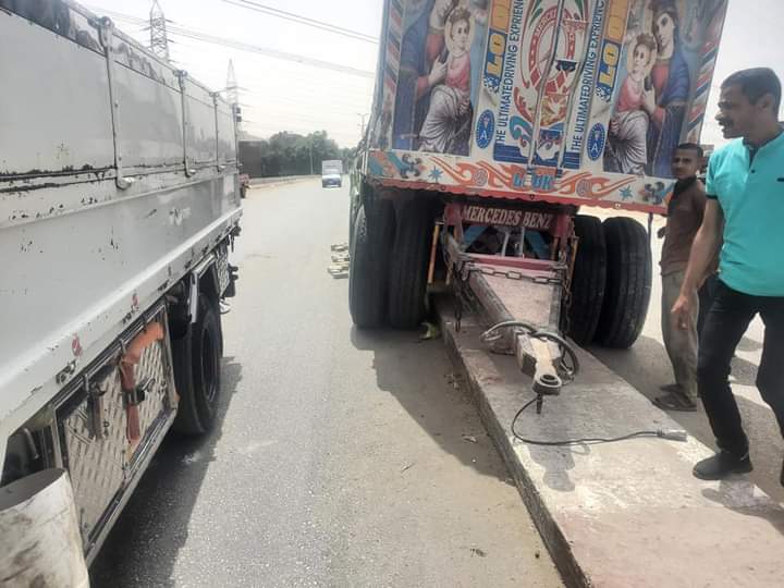 اصطدام مقطوره بعمودان إنارة بأسيوط 