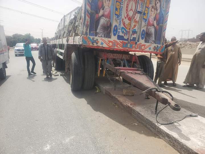 اصطدام مقطوره بعمودان إنارة بأسيوط 