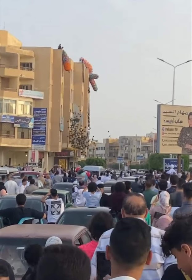 توزيع بالونات على الأطفال والمواطنين بالعاشر من رمضان 01