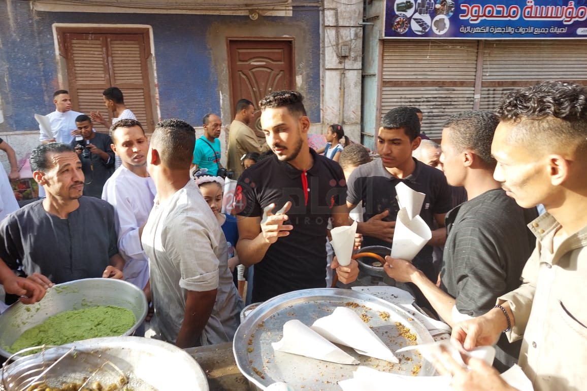 توزيع السندوشات بالمجان بالأقصر