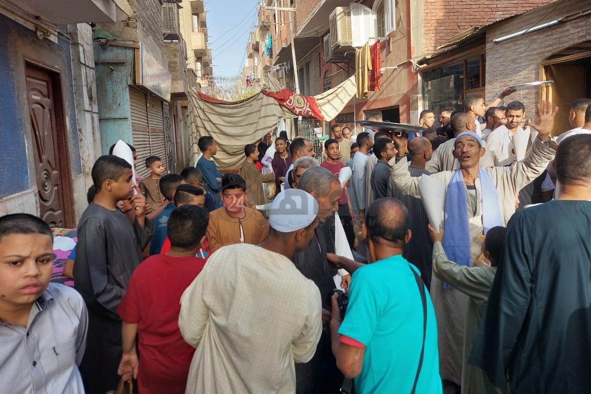 توزيع السندوشات بالمجان بالأقصر