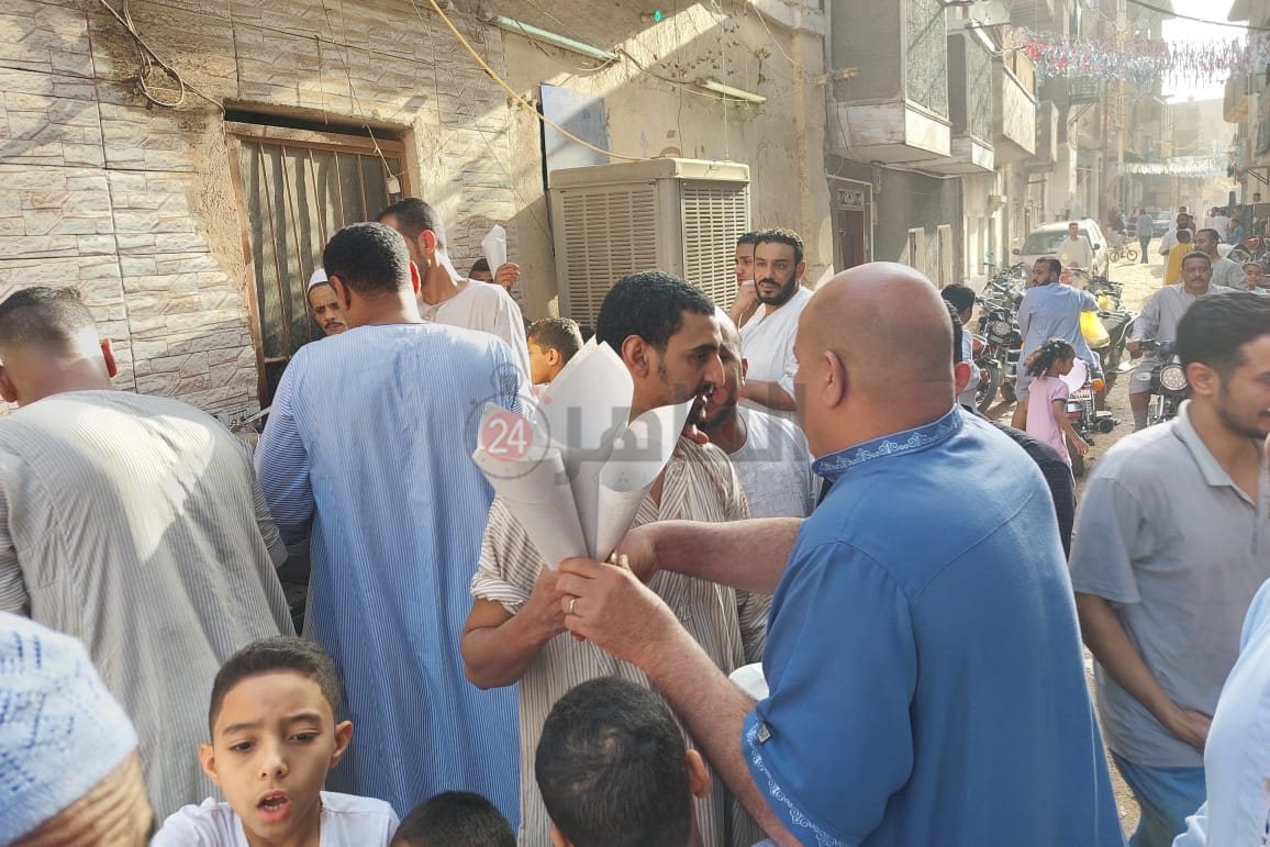 توزيع السندوشات بالمجان بالأقصر