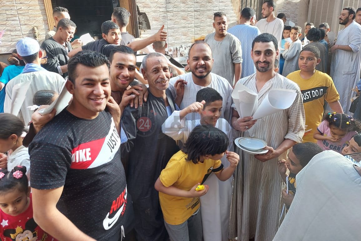 توزيع السندوشات بالمجان بالأقصر