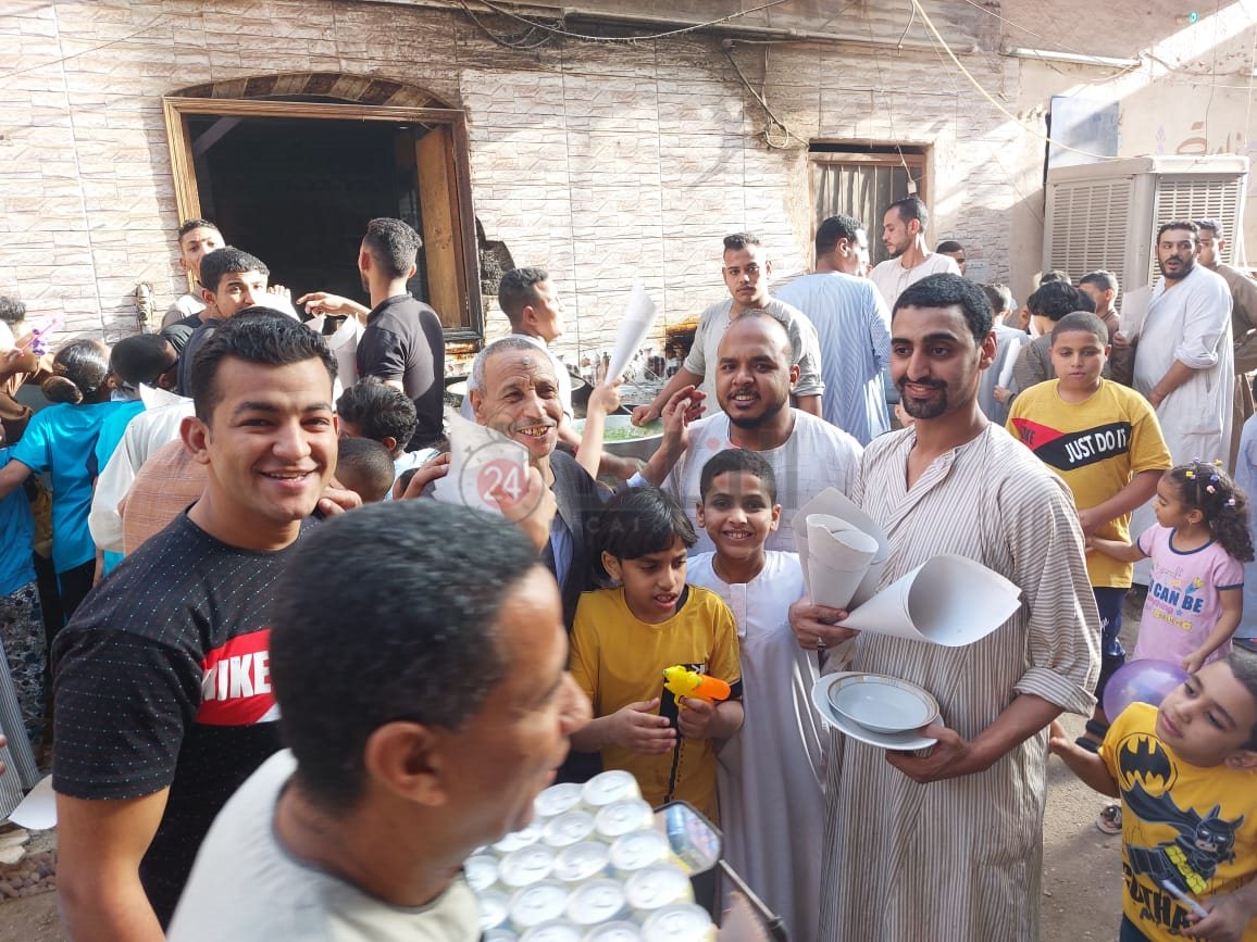 توزيع السندوشات بالمجان بالأقصر