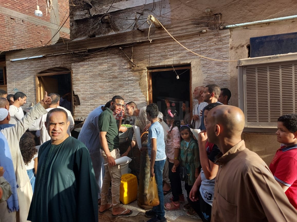 توزيع السندوشات بالمجان بالأقصر 