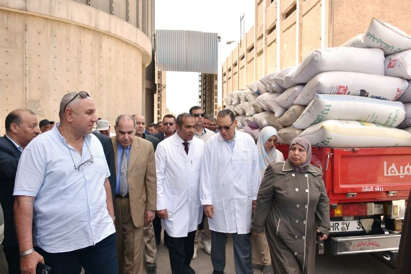 محافظ الشرقية يتفقد شونة البنك الزراعي 02