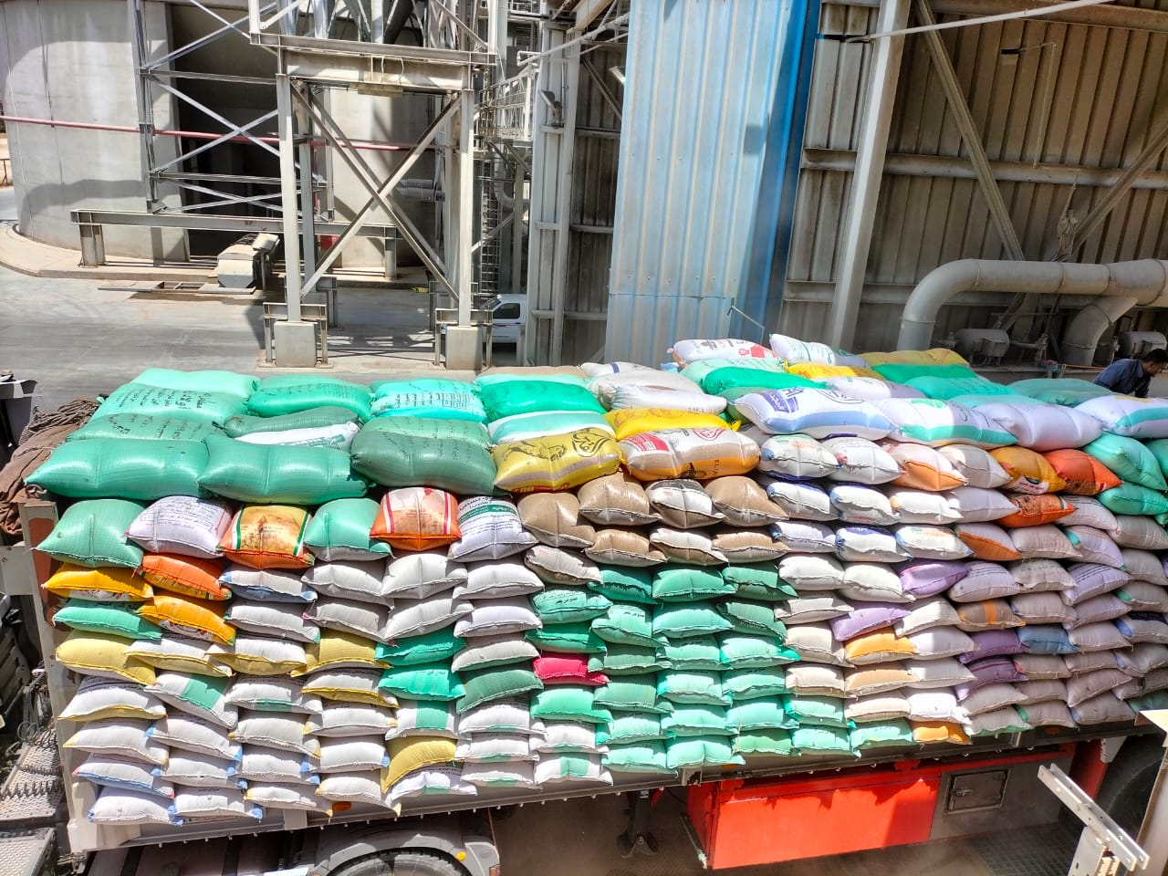 الرقابة الإدارية تتابع توريد الأقماح للصوامع في الإسكندرية 