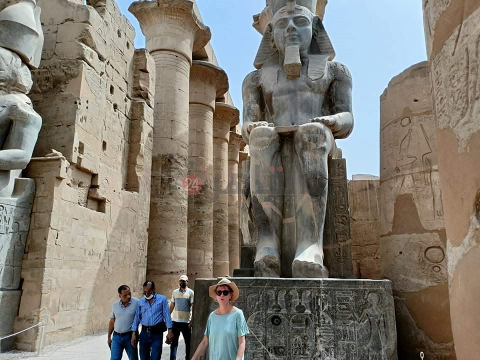 صور مع رمسيس الثاني بالأقصر