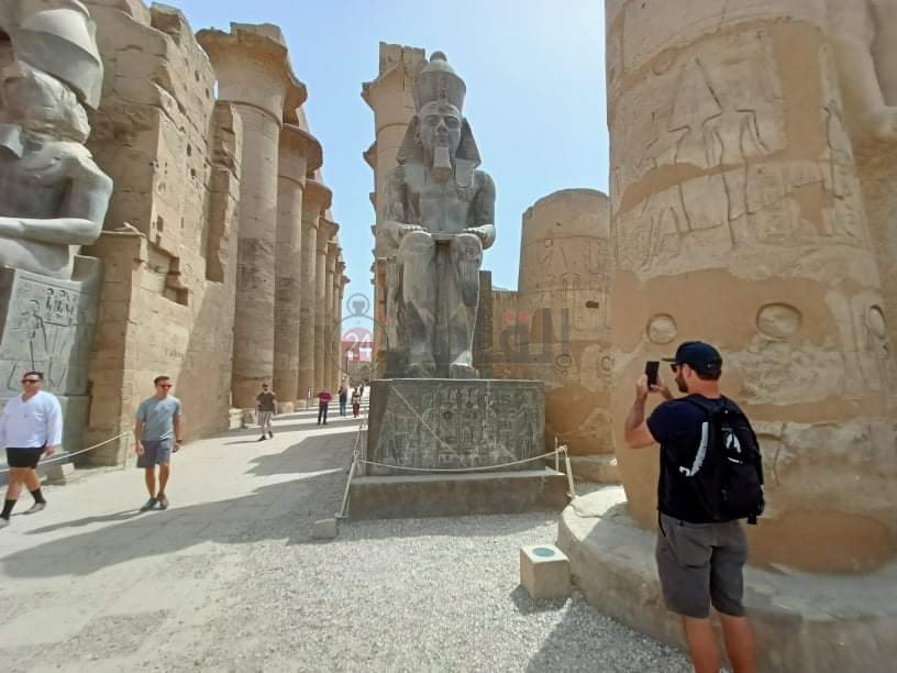 صور مع رمسيس الثاني بالأقصر