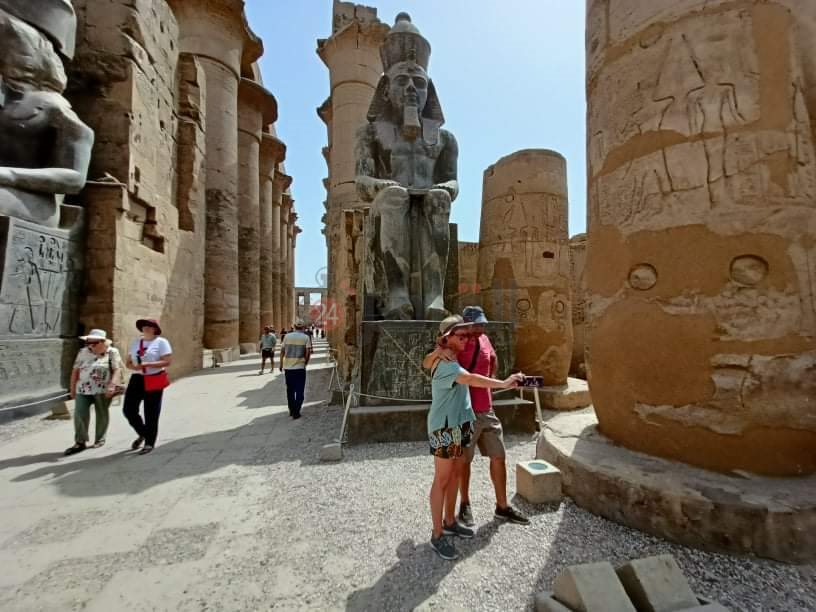 صور مع رمسيس الثاني بالأقصر