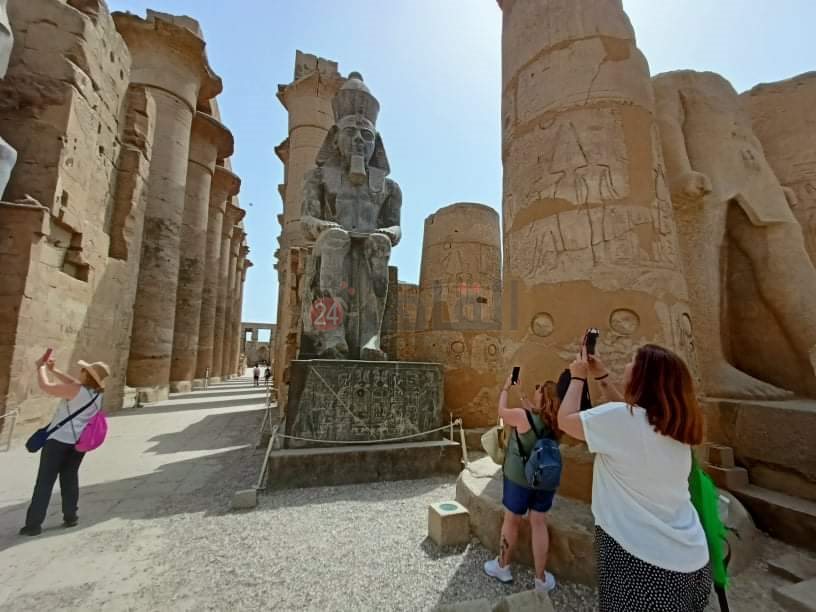 صور مع رمسيس الثاني بالأقصر 