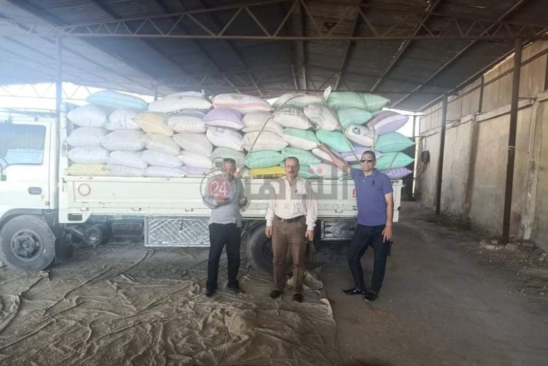 رجال التموين مع سيارة القمح المضبوطة بالشرقية 3