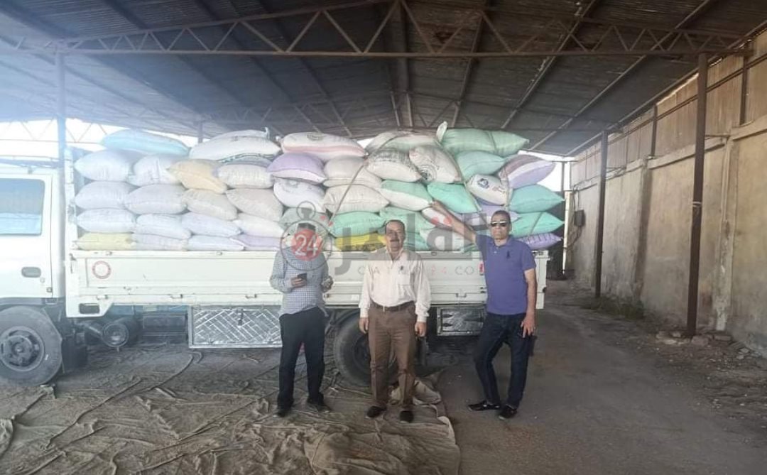 رجال التموين مع سيارة القمح المضبوطة بالشرقية 1