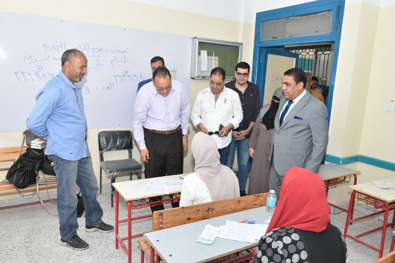 محافظ الشرقية يتفقد امتحانات الدبلومات الفنية 01