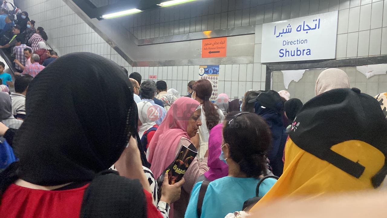 تكدس وزحام المواطنين بسبب عطل المترو 