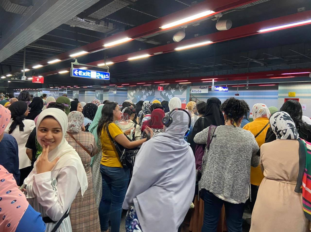 تكدس وزحام المواطنين بسبب عطل المترو 