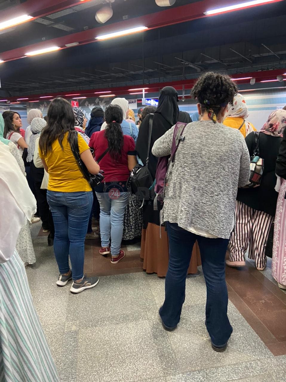 تكدس وزحام المواطنين بسبب عطل المترو 