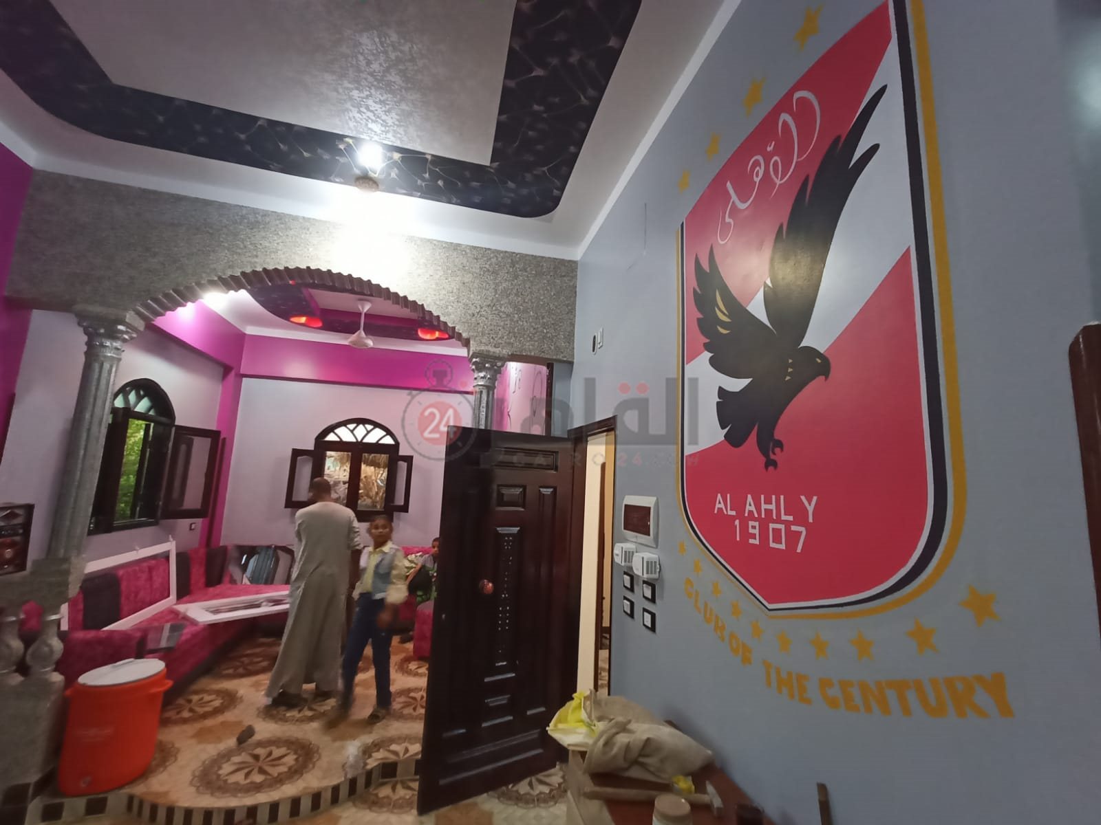 شعار الأهلي بشقة عريس الأقصر 