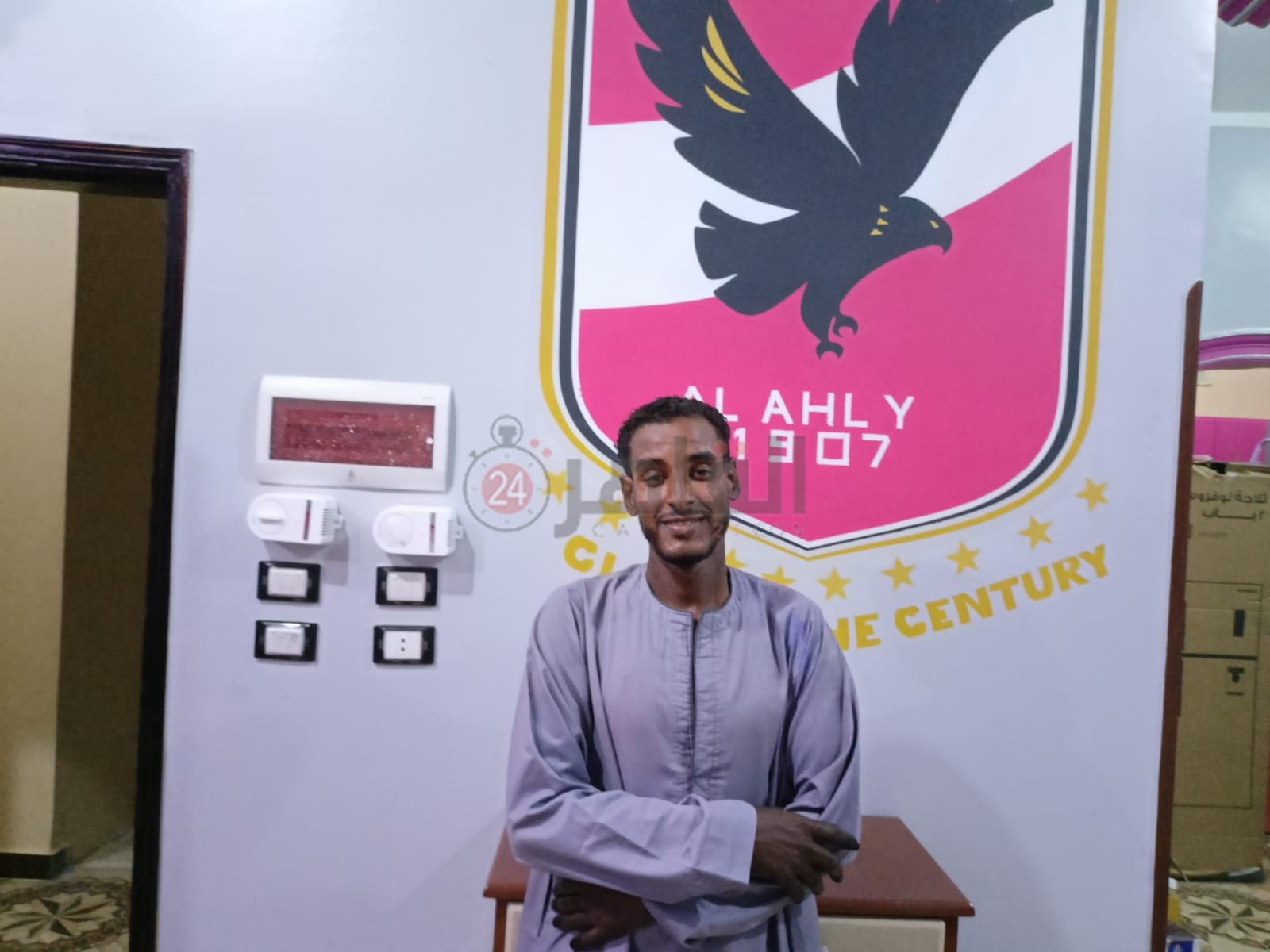 شعار الأهلي بشقة عريس الأقصر 