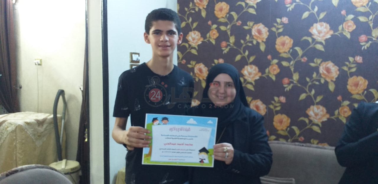 الطالب محمد مع والدته