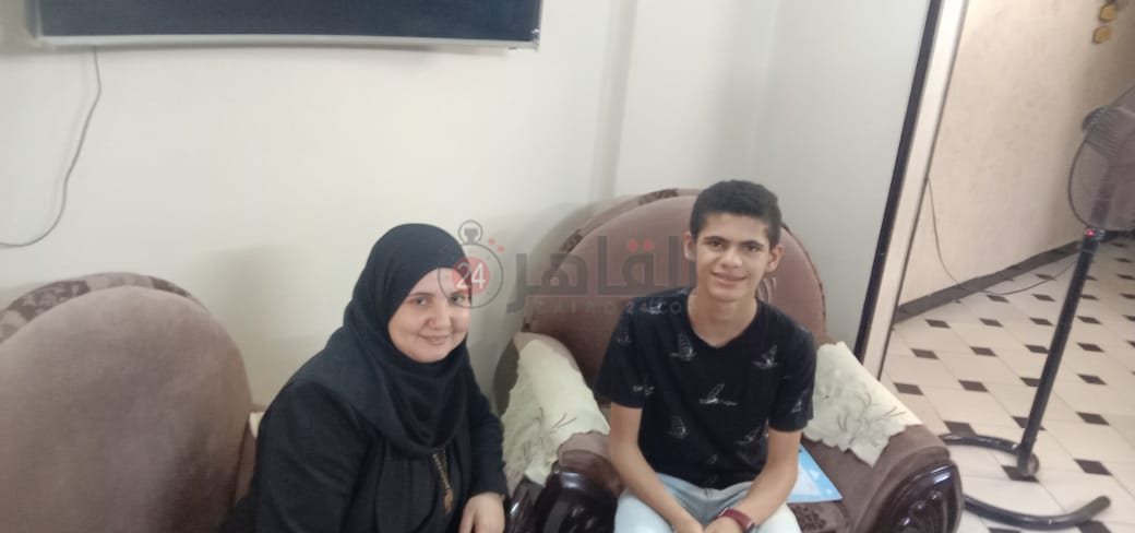 الطالب محمد مع والدته