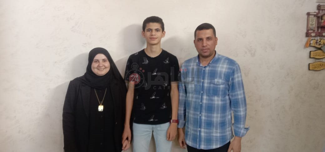 الطالب محمد مع والدته