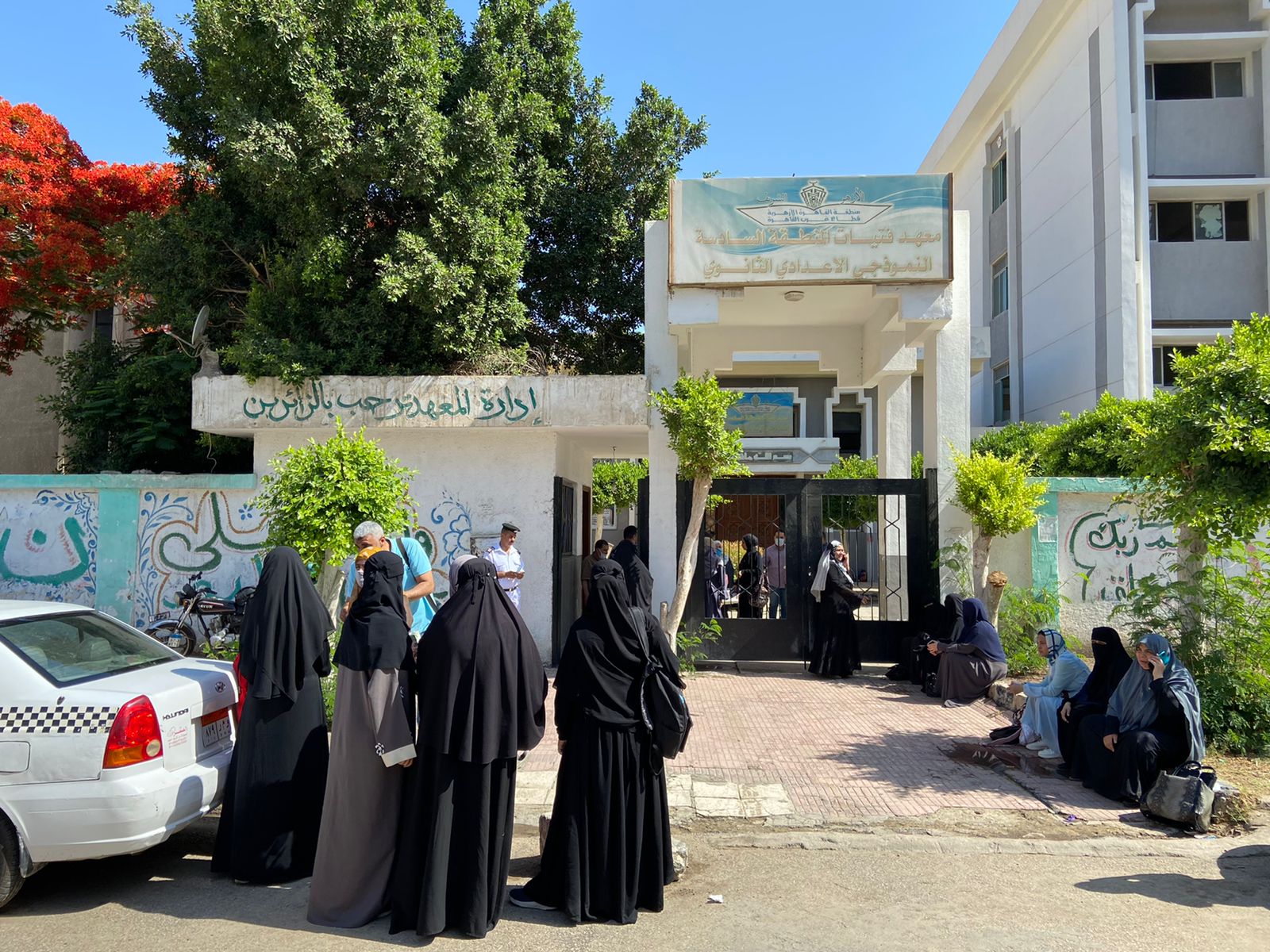  أمهات طلاب وطالبات الشهادة الثانوية يفترشون الأرض