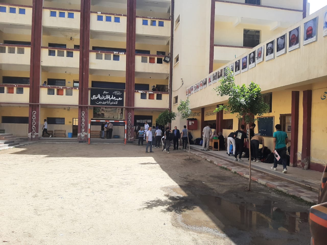 لحظة دخول طلاب وطالبات الأدبي بالثانوية الأزهرية للجان