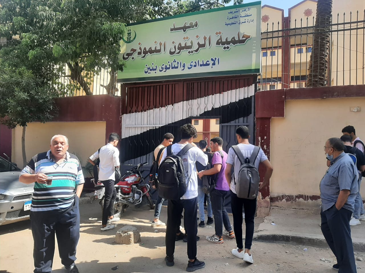 لحظة دخول طلاب وطالبات الأدبي بالثانوية الأزهرية للجان