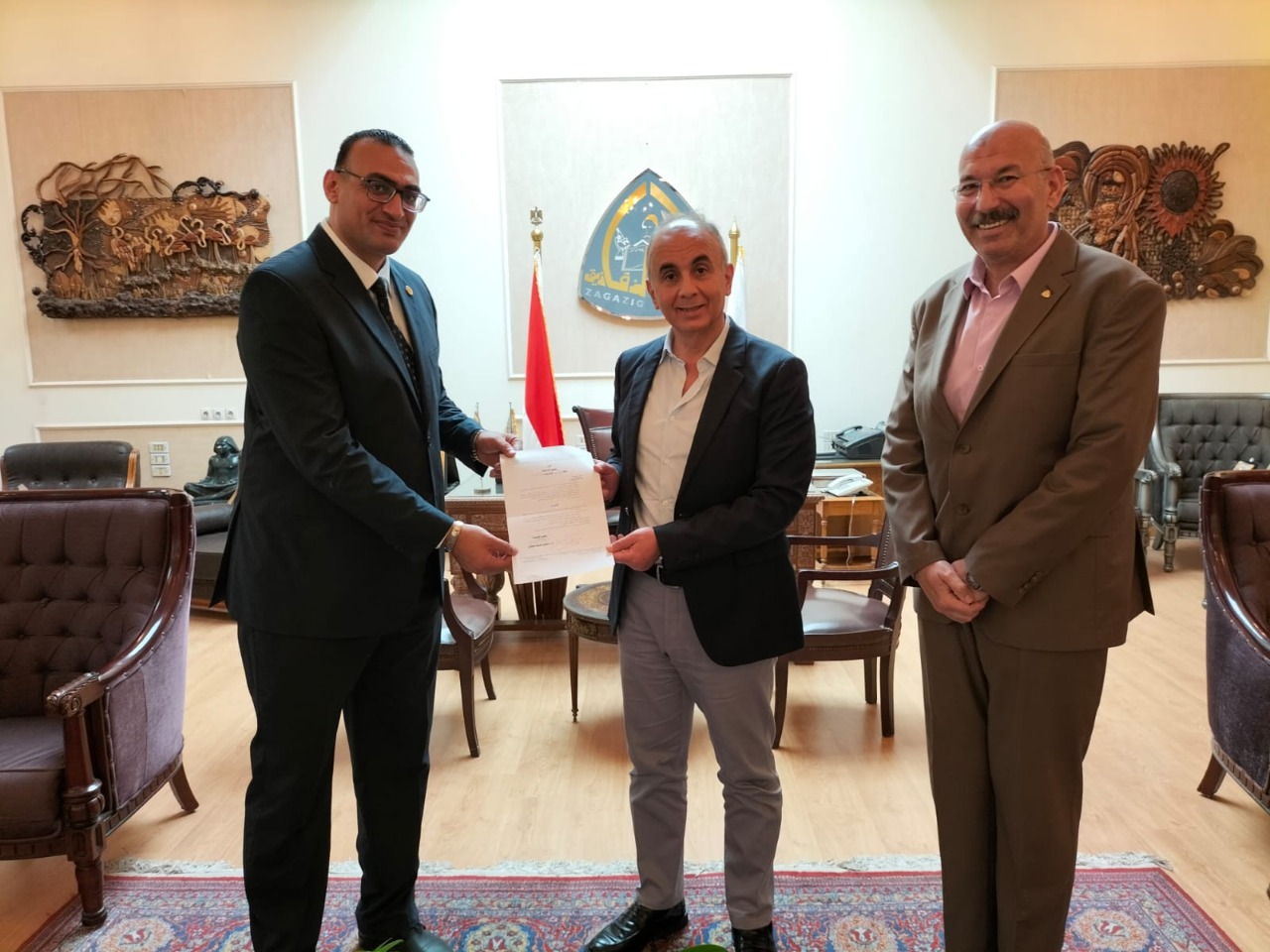 وكيل كلية التربية مع رئيس الجامعة