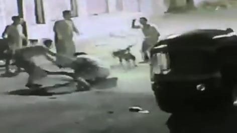 شخصين يعتديان على شاب بـ كلب وسيف في الشرقية 03