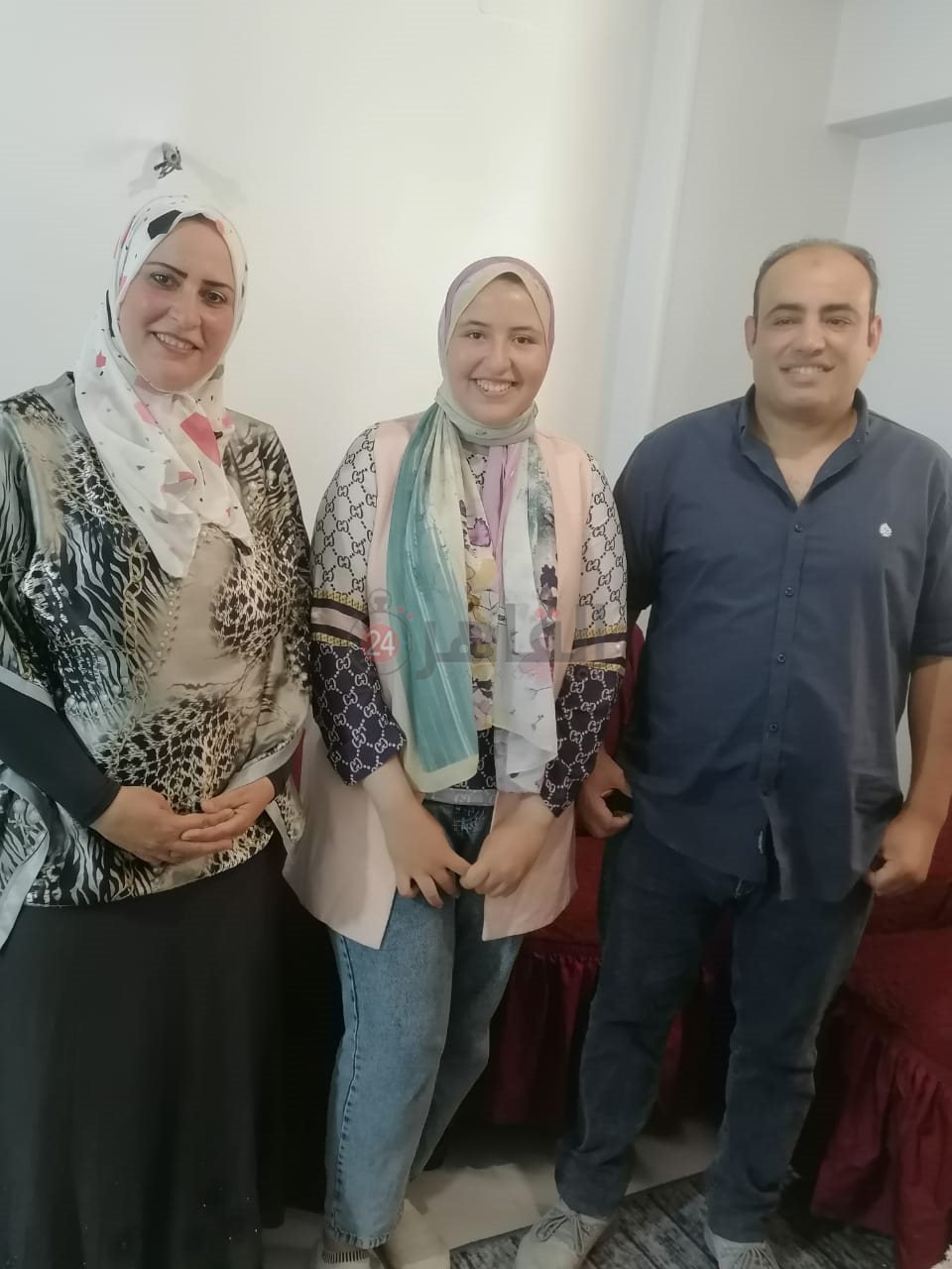 ملك تتوسط والديها