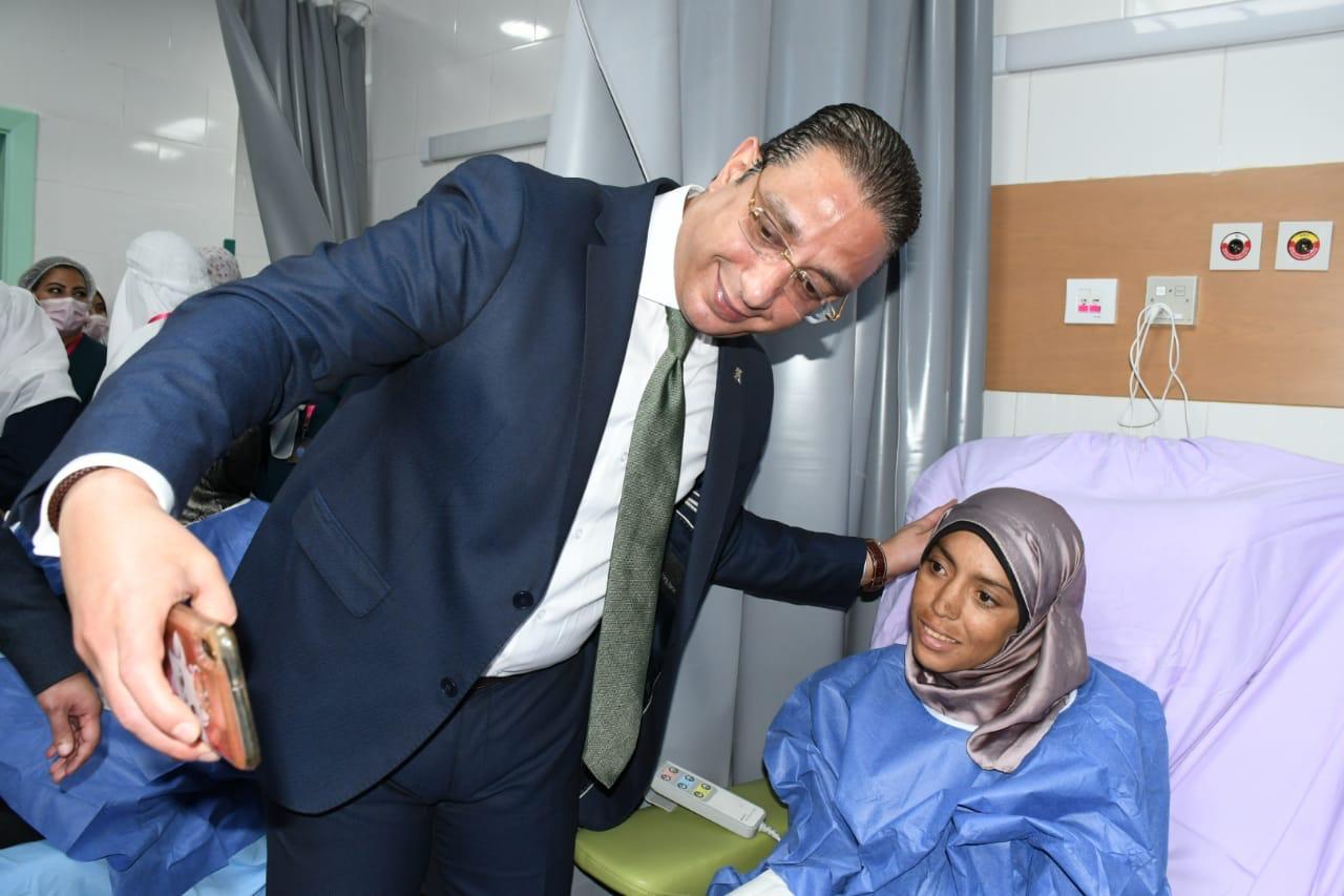 محافظ الفيوم يلتقط السيلفي مع إحدى المرضى
