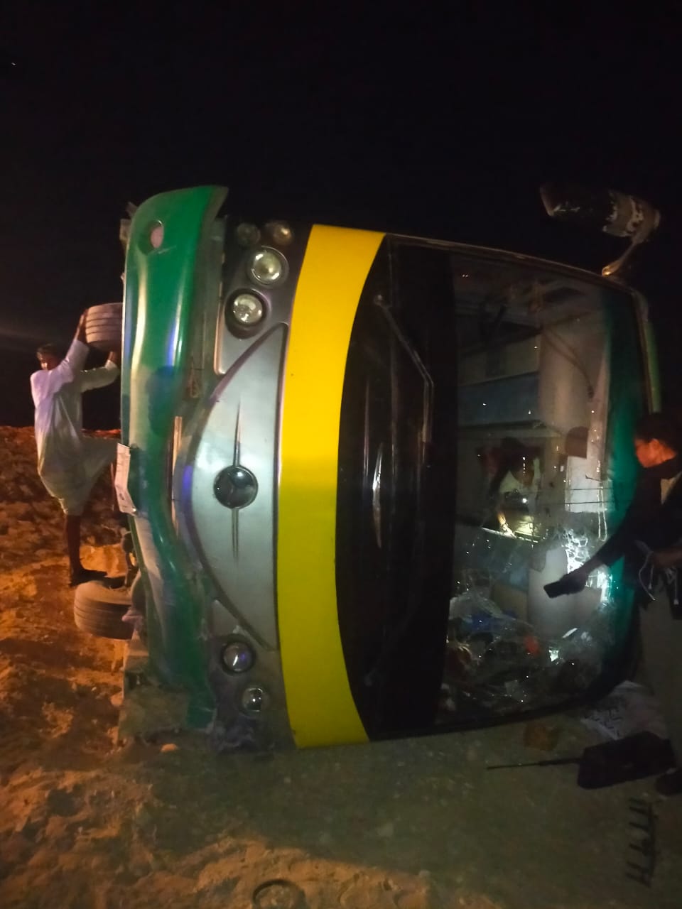 انقلاب أتوبيس ركاب على طريق أسيوط البحر الأحمر 