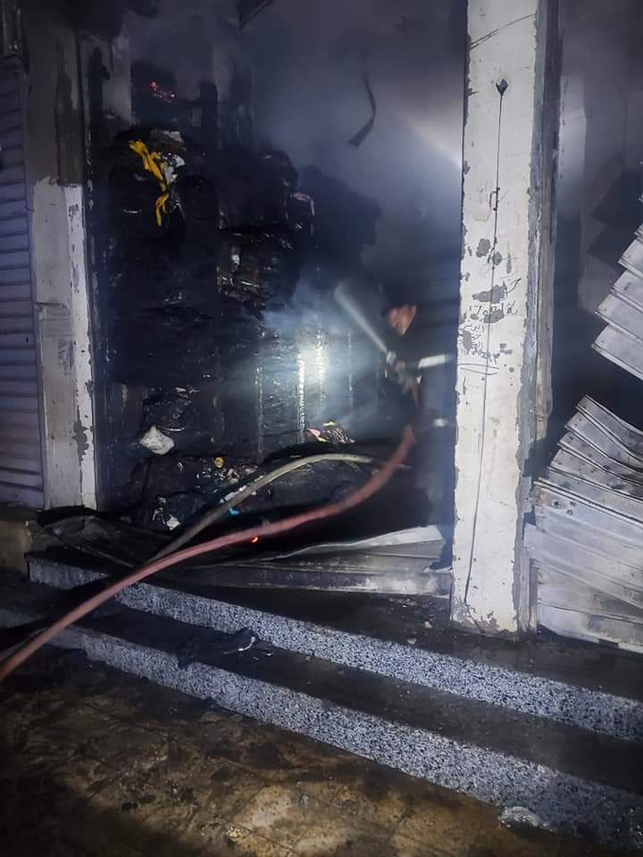 اندلاع حريق هائل في محل أقمشة بأسيوط