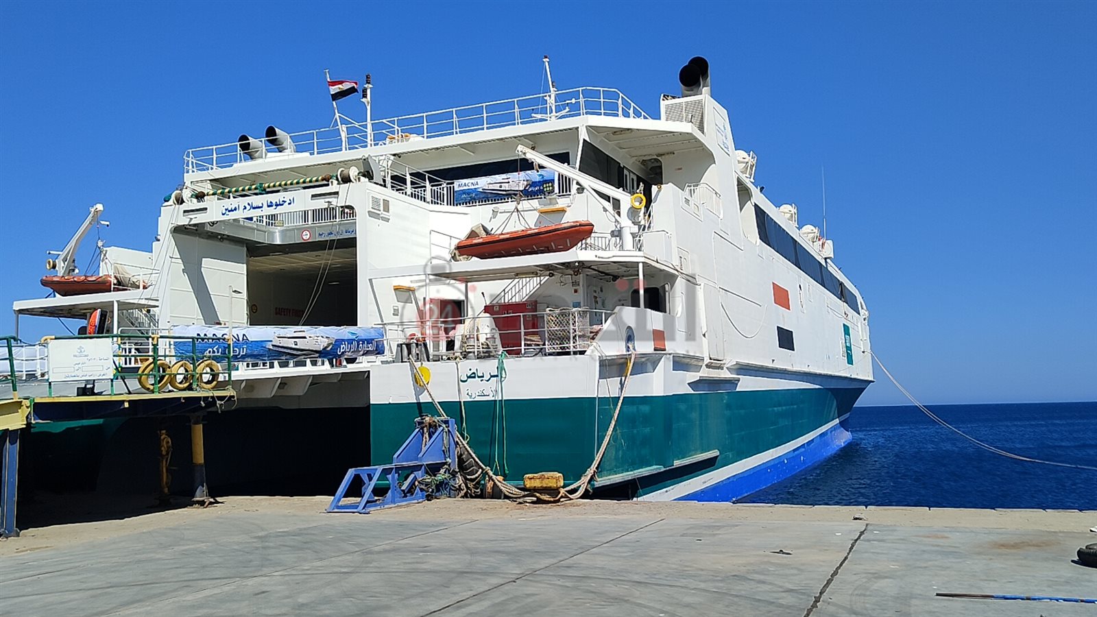 العبارة الرياض تغادر ميناء سفاجا البحري