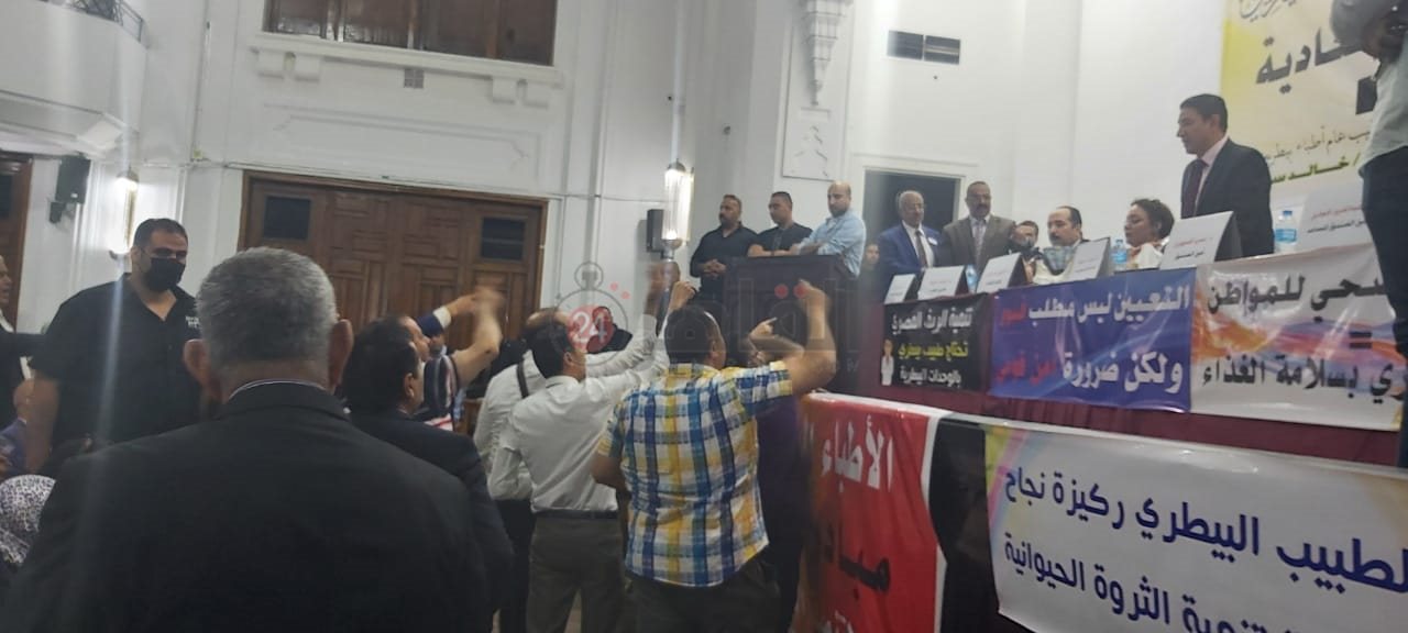 شجار بين أعضاء الجمعية العمومية لنقابة الأطباء البيطريين (1)