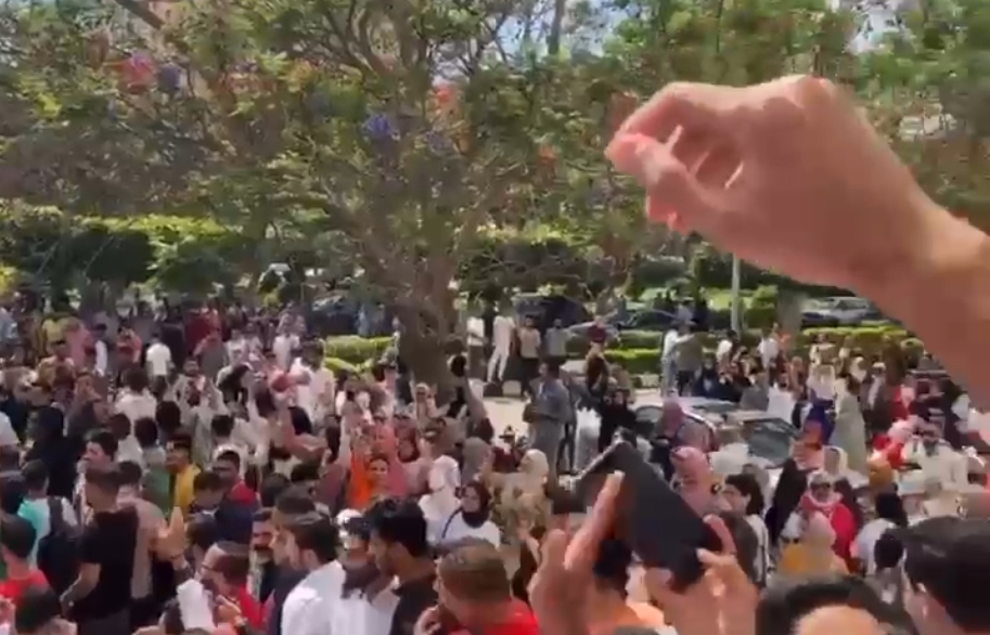 احتفال طلاب وطالبات الفرقة الرابعة بكلية الزراعة بنهاية امتحاناتهم 01