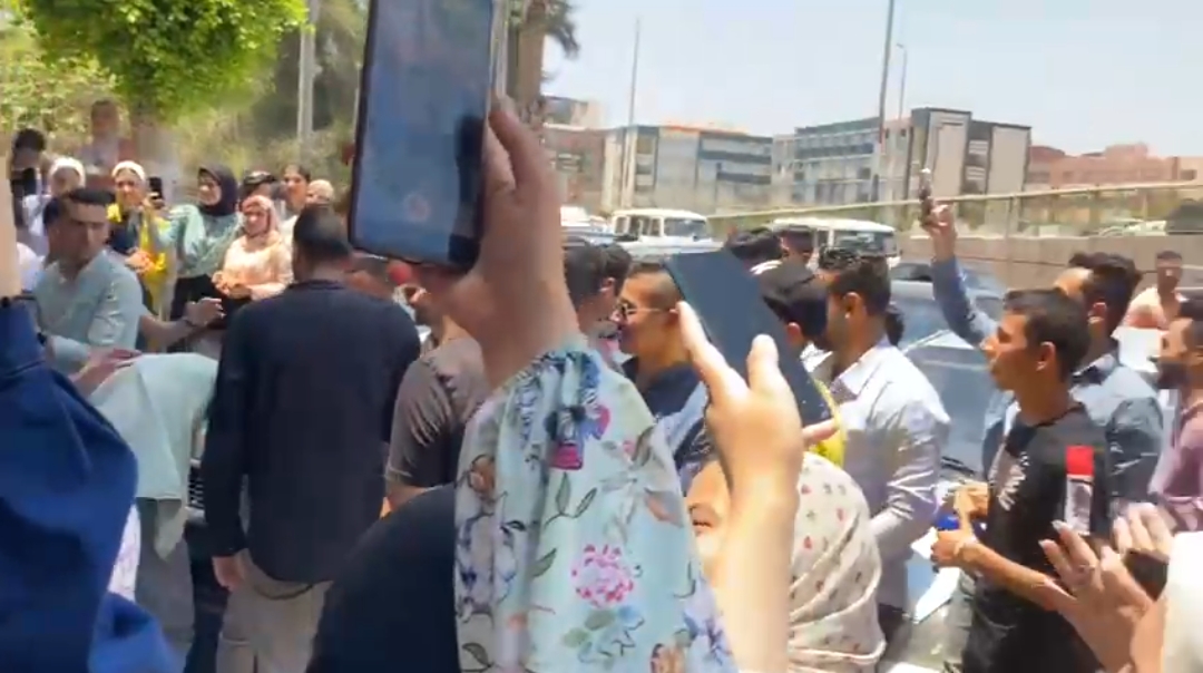 احتفال طلاب وطالبات الفرقة الرابعة بكلية الزراعة بنهاية امتحاناتهم 03